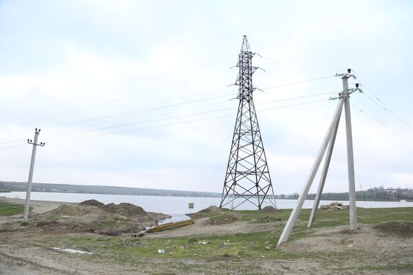 Опора высоковольной ЛЭП на берегу озера в Комрате. Вода подобралась вплотную к ней (около 1 метра). - Sputnik Молдова