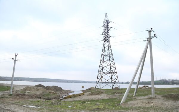 Piloni de linie de înaltă tensiune pe malul lacului Comrat. Apa a ajuns foarte aproape de instalație
 - Sputnik Moldova