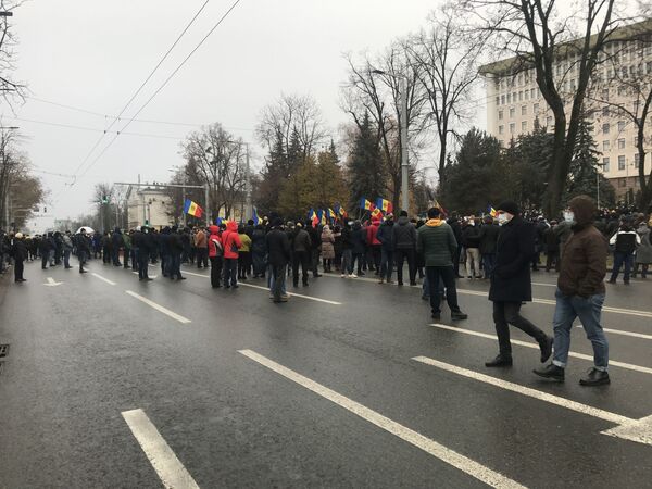 Сторонники Майи Санду у парламента перекрыли проезжую часть - Sputnik Молдова