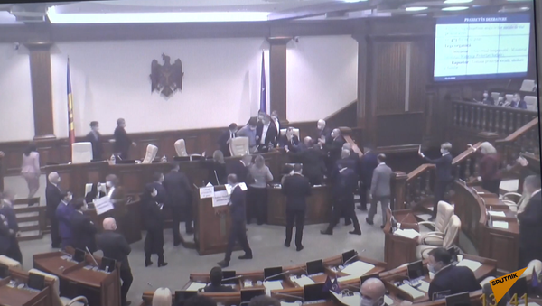 Mai mulți deputați s-au îmbrâncit în prezidiul Parlamentului - Sputnik Moldova-România