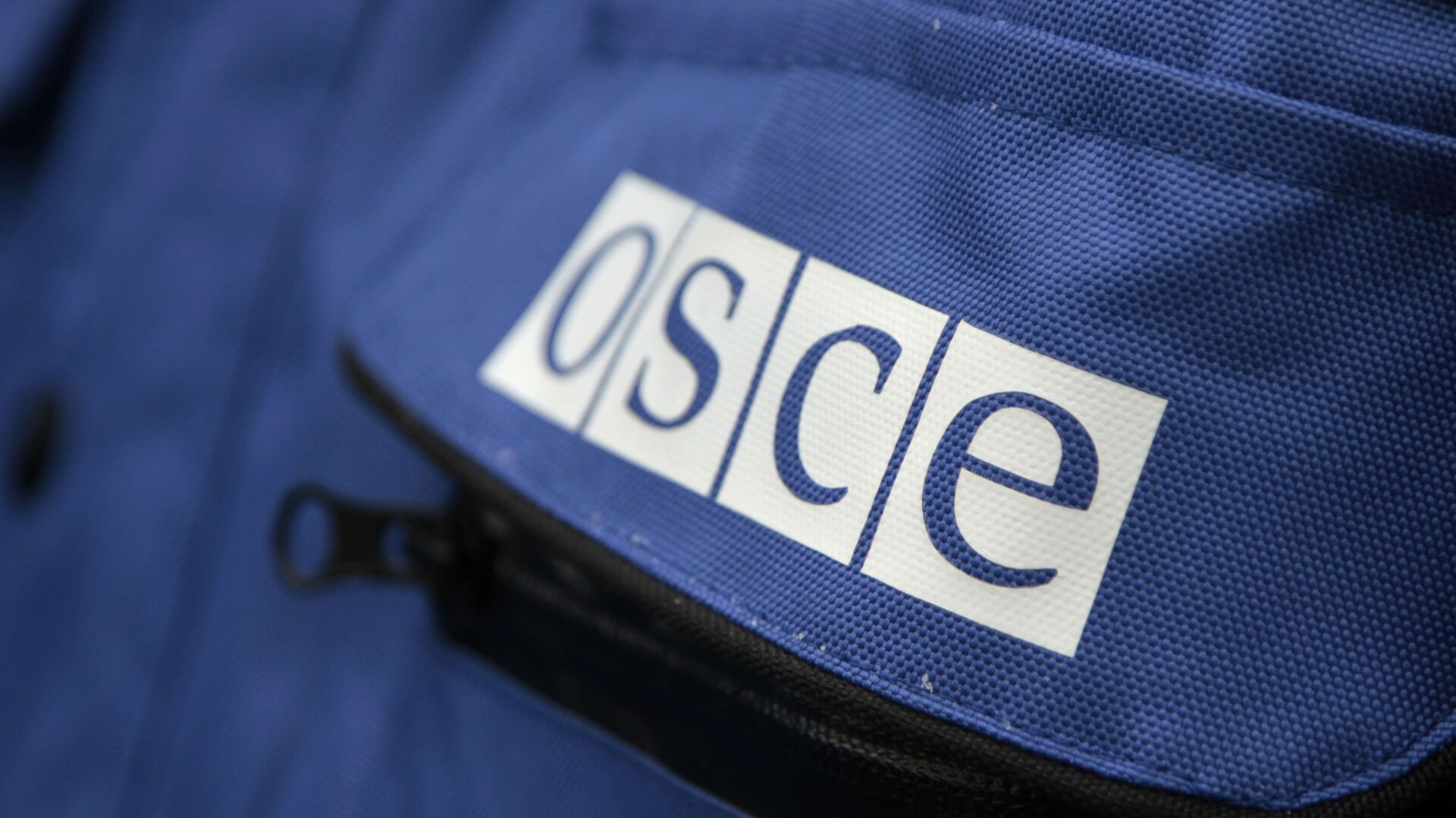 Надпись OSCE на куртке представителя ОБСЕ  - Sputnik Молдова, 1920, 16.08.2021