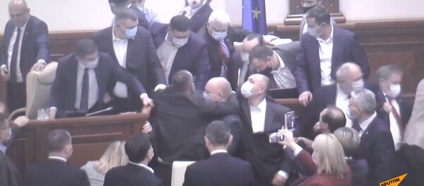 Потасовка депутатов на заседании парламента Молдовы  - Sputnik Молдова