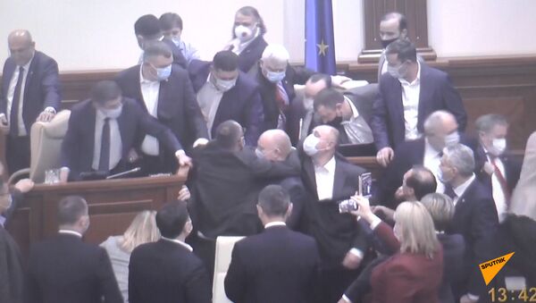 Mai mulți deputați s-au îmbrâncit în prezidiul Parlamentului - Sputnik Moldova