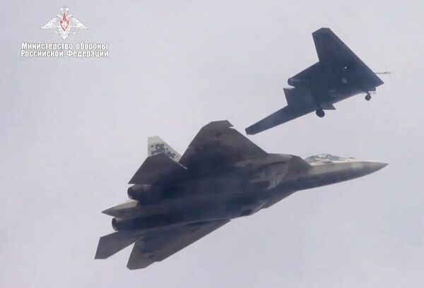 Русское оружие: первый серийный Су-57 и ведомый Охотник Русское оружие: первый серийный Су-57 и ведомый Охотник - Sputnik Молдова