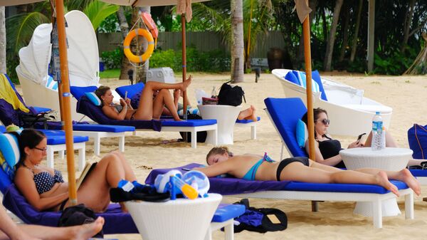 Туристы отдыхают на пляже Таиланда - Sputnik Moldova