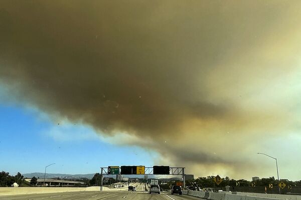 Дым от лесных пожаров над шоссе 22 в Калифорнии - Sputnik Молдова