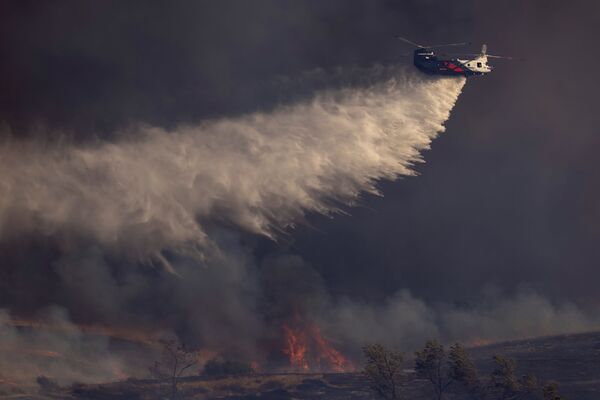 Тушение лесных пожаров с вертолета в Калифорнии - Sputnik Молдова