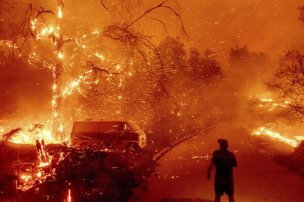 Тушение пожара в общине Сильверадо в Калифорнии - Sputnik Молдова