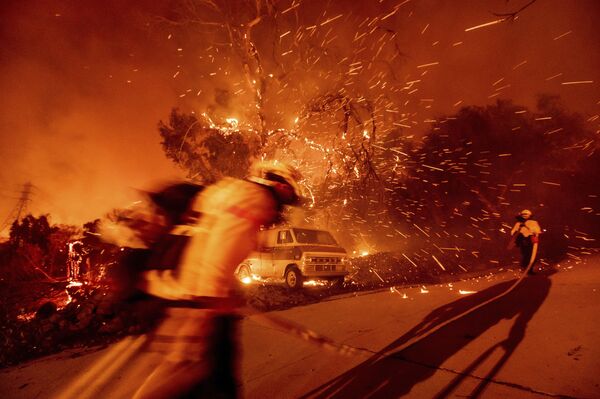 Тушение пожара в общине Сильверадо в Калифорнии - Sputnik Молдова