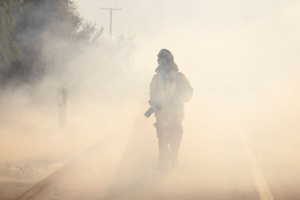 Фотокорреспондент Los Angeles Times пробирается сквозь дым в округе Ориндж, Калифорния - Sputnik Молдова