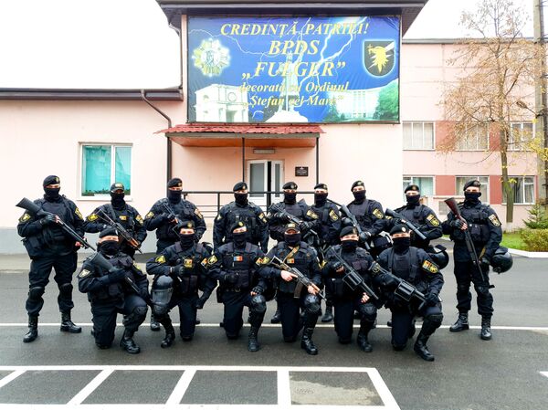 La nuntă, nimeni nu a riscat să fure mireasa - istoria unui cuplu din brigada „Fulger” La nuntă, nimeni nu a riscat să fure mireasa - istoria unui cuplu din brigada „Fulger” - Sputnik Moldova