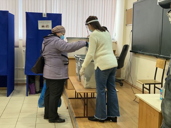 Alegeri parlamentare: Românii din Moldova stau la coadă la secțiile de votare Alegeri parlamentare: Românii din Moldova stau la coadă la secțiile de votare - Sputnik Moldova-România