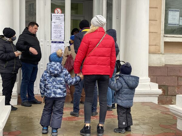 Alegeri parlamentare: Românii din Moldova stau la coadă la secțiile de votare Alegeri parlamentare: Românii din Moldova stau la coadă la secțiile de votare - Sputnik Moldova-România