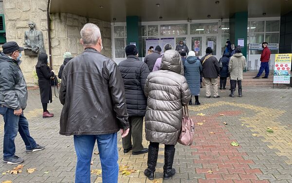 Граждане Румынии голосуют на участках в Молдове на парламентских выборах - Sputnik Молдова