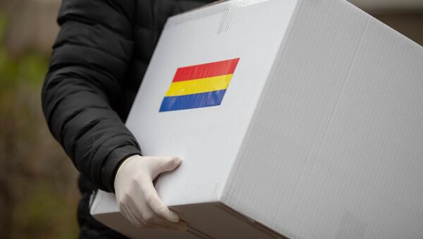 Persoane din Bucuresti voteaza la alegerile parlamentare cu ajutorul urnei mobile, duminica, 6 decembrie 2020 - Sputnik Moldova-România