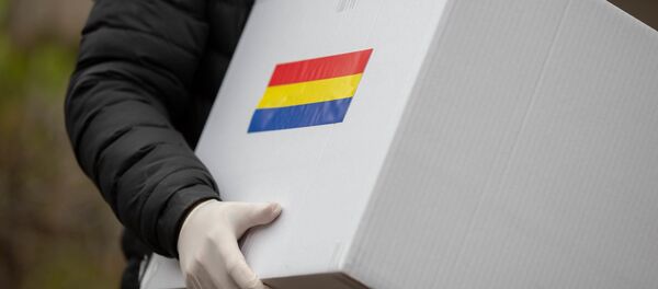 Persoane din Bucuresti voteaza la alegerile parlamentare cu ajutorul urnei mobile, duminica, 6 decembrie 2020 - Sputnik Moldova-România