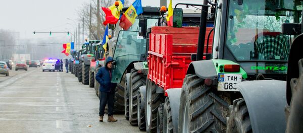 Сельхозтехника у въезда в Кишинев - Sputnik Moldova
