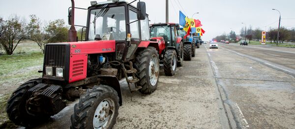 Сельхозтехника у въезда в Кишинев Сельхозтехника у въезда в Кишинев - Sputnik Молдова