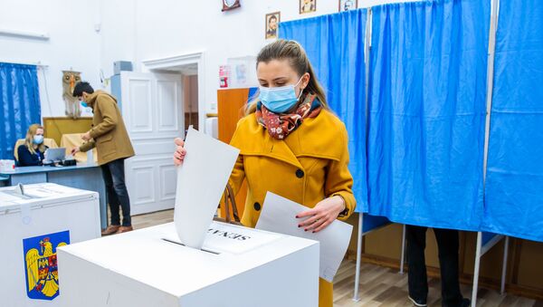 O tanara  participa la vot  la alegerile parlamentare in Iasi, duminca, 6 Decembrie 2020 - Sputnik Moldova-România