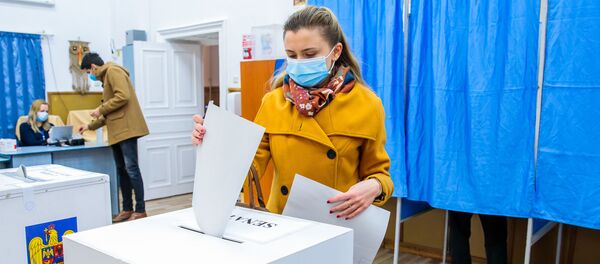 O tanara  participa la vot  la alegerile parlamentare in Iasi, duminca, 6 Decembrie 2020 - Sputnik Moldova-România