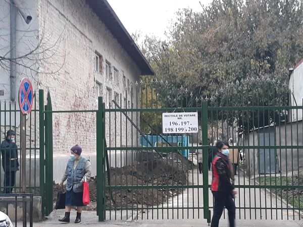 Alegeri 2020: prin secțiile de votare șuieră vântul - foto Alegeri 2020: prin secțiile de votare șuieră vântul - foto - Sputnik Moldova-România