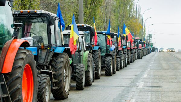 Tehnica agricolă a fost parcată la intrarea în Chișinău - Sputnik Moldova
