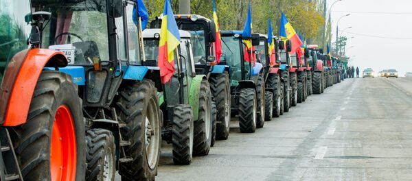 Tehnica agricolă a fost parcată la intrarea în Chișinău - Sputnik Moldova