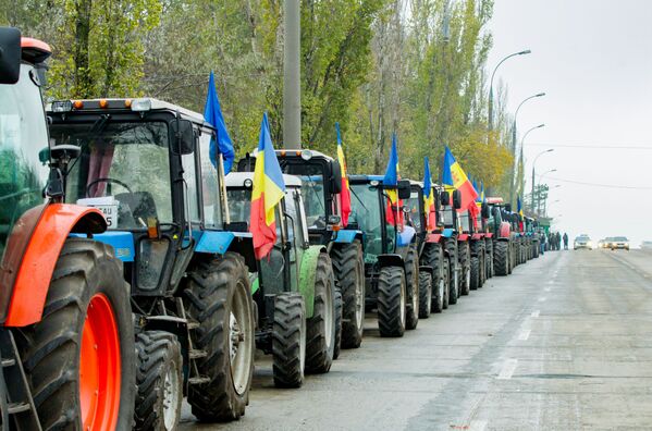 Сельхозтехника у въезда в Кишинев - Sputnik Moldova