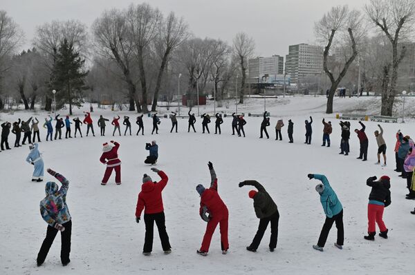 Люди делают зарядку на берегу замерзшей реки Иртыш во время открытия сезона зимнего плавания в Омске, Россия - Sputnik Moldova-România