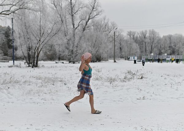 Женщина в день открытия зимнего купания в Омске, Россия - Sputnik Moldova-România