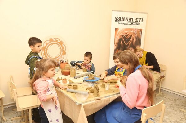 С огоньком в глазах – как мастера в Гагаузии передают свой опыт детям С огоньком в глазах – как мастера в Гагаузии передают свой опыт детям - Sputnik Молдова