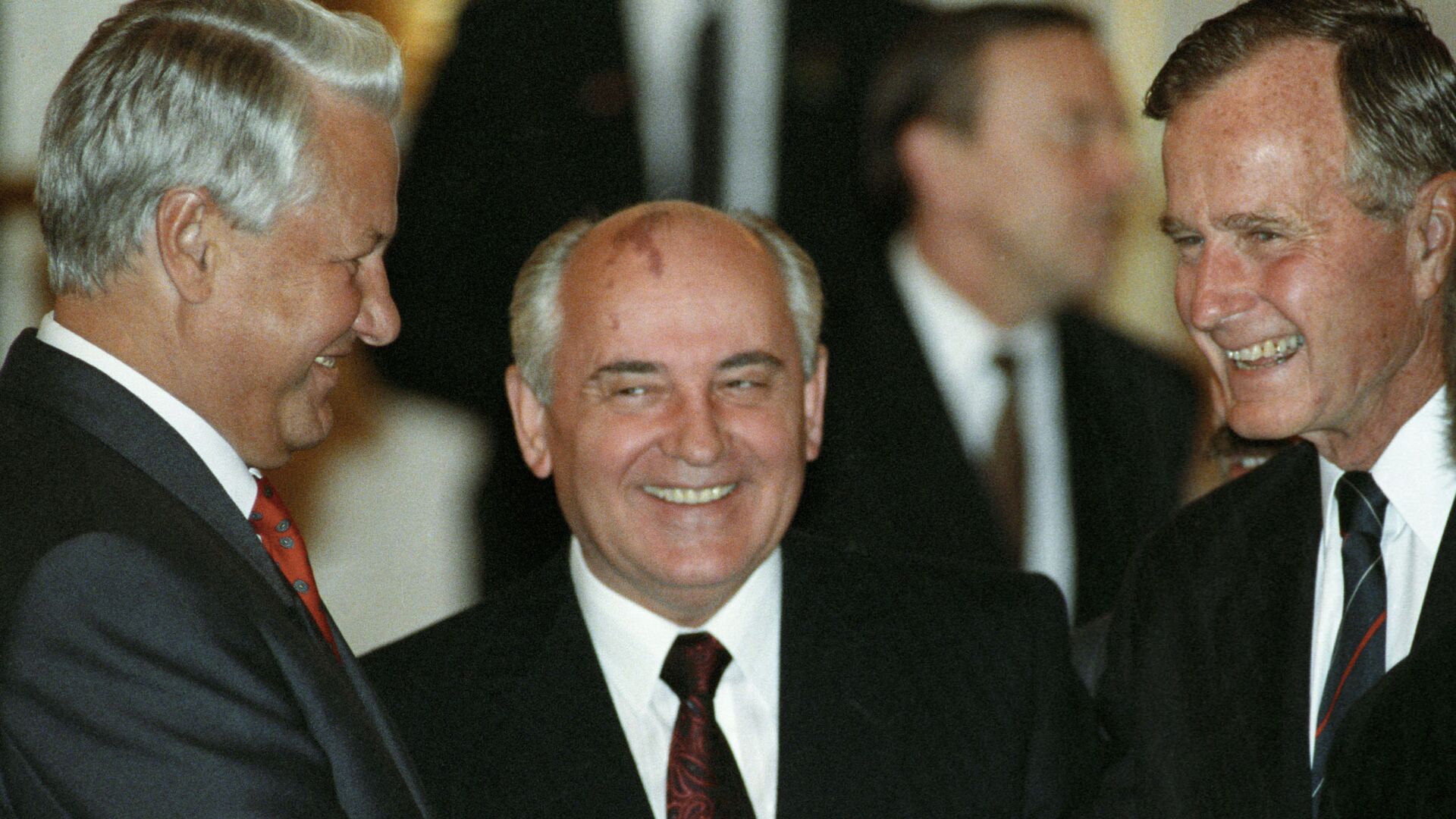 Președintele RSSFR, Boris Elțin, președintele URSS, Mihail Gorbaciov, și președintele SUA, George W. Bush, discută în timpul unei cine oficiale la Kremlin. - Sputnik Moldova, 1920, 16.08.2021