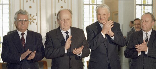 Леонид Кравчук, Станислав Шушкевич, Борис Ельцин Леонид Кравчук, Станислав Шушкевич, Борис Ельцин - Sputnik Moldova