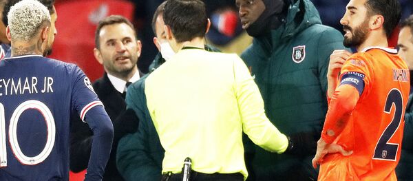  рефери Овидиу Хатеган и Демба Ба из Истанбул Башакшехир - Sputnik Moldova-România