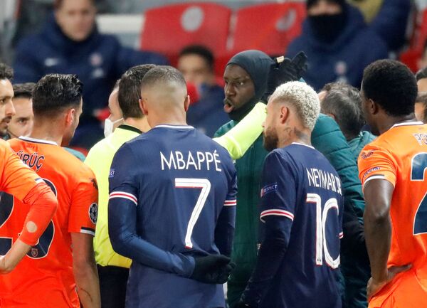 Video: Scandal uriaș în Liga Campionilor! Demba Ba spre Colțescu: ”De ce ai zis negru?” Video: Scandal uriaș în Liga Campionilor! Demba Ba spre Colțescu: ”De ce ai zis negru?” - Sputnik Moldova-România