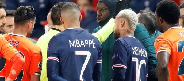 Рефери Овидиу Хатеган и Демба Ба из Истанбул Башакшехир - Sputnik Moldova-România