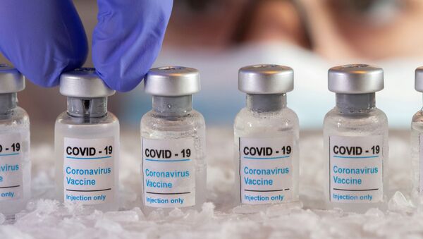 Флаконы с надписью «Вакцина против коронавируса COVID-19» - Sputnik Молдова