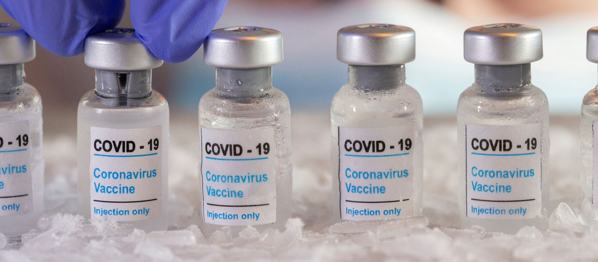 Флаконы с надписью «Вакцина против коронавируса COVID-19» - Sputnik Молдова, 1920, 09.12.2020