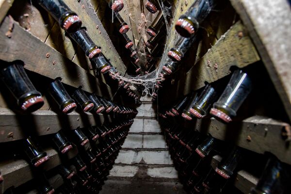 Inițial, sticlele cu vin spumant se păstrează cu gâtul în jos  - Sputnik Moldova