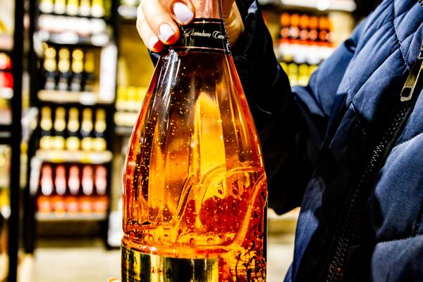 O altă noutate de la companie: vinul spumant cu pulbere de aur - Sputnik Moldova