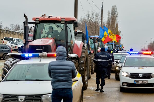 Фото: первая колонна протестующих аграриев направляется в центр Кишинева - Sputnik Молдова
