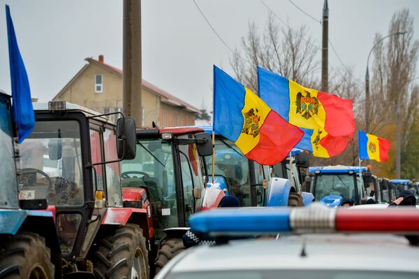 Фото: первая колонна протестующих аграриев направляется в центр Кишинева - Sputnik Молдова