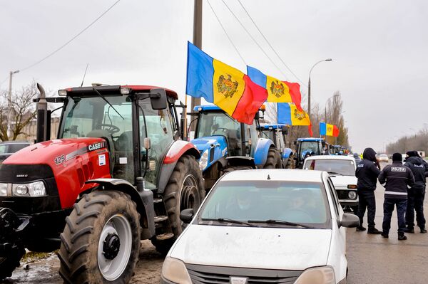 Prima coloană a agricultorilor protestatari gata să intre în Capitală - Sputnik Moldova