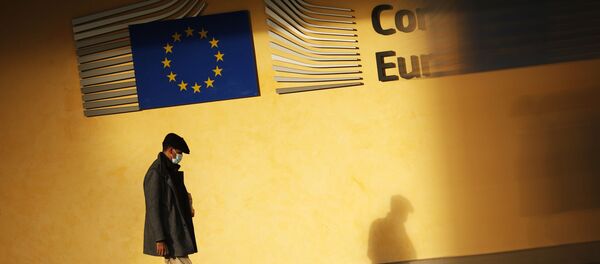 Тень человека падает на фасад штаб-квартиры ЕС в Брюсселе - Sputnik Moldova-România