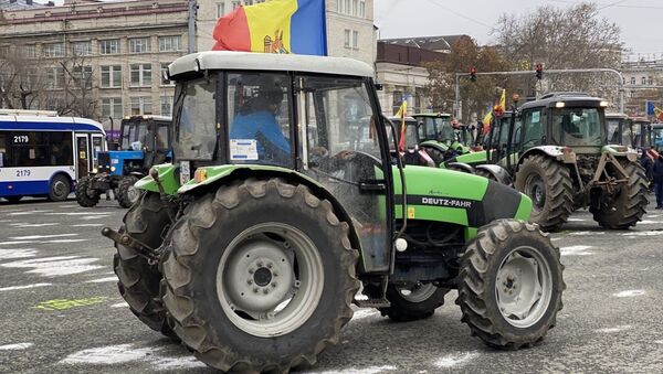 Agricultorii au venit cu tractoare în centrul Capitalei - Sputnik Moldova