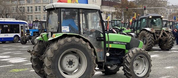 Agricultorii au venit cu tractoare în centrul Capitalei - Sputnik Moldova