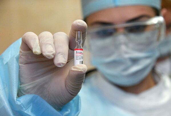 Un lucrător medical al policlinicii din Minsk vaccinează voluntarii împotriva COVID-19 cu vaccinul rus Sputnik V - Sputnik Moldova