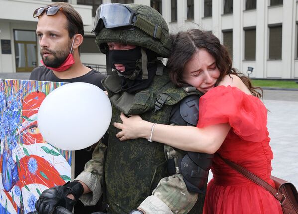 Participanții la o acțiune de protest și un militar în Minsk - Sputnik Moldova
