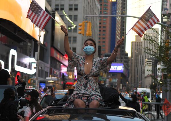 Девушка на одной из улиц в Нью-Йорке после новостей о победе на выборах президента США кандидата от Демократической партии Джозефа Байдена - Sputnik Молдова