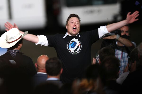 CAPE CANAVERAL, FLORIDA - MAY 30: Spacex founder Elon Musk celebrates after the successful launch of the SpaceX Falcon 9 rocket with the manned Crew Dragon spacecraft at the Kennedy Space Center on May 30, 2020 in Cape Canaveral, Florida. Earlier in the day NASA astronauts Bob Behnken and Doug Hurley lifted off an inaugural flight and will be the first people since the end of the Space Shuttle program in 2011 to be launched into space from the United States.    - Sputnik Молдова